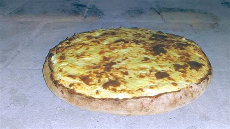 Haloška gibanica okrogle oblike s skutnim nadevom