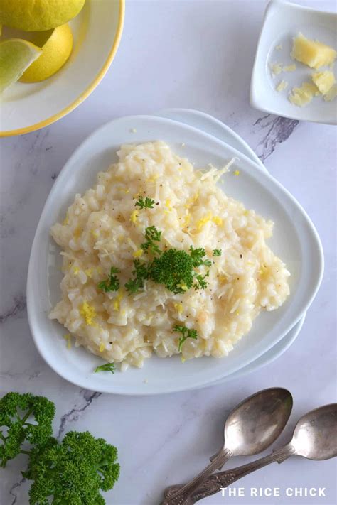 Thematic photo of a plate of spinach risotto, garnished with lemon zest and grated Parmesan