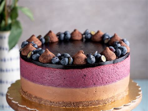 večplastna čokoladno-borovničeva torta z bogato dekoracijo