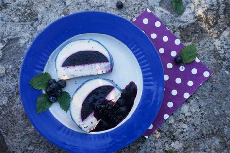 presek skutino-borovničeve tortice, ki razkriva borovničevo sredico