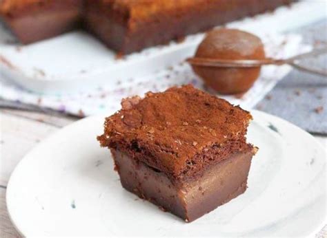 presek borovničke lepotičke, ki prikazuje tri plasti kreme in borovničev žele