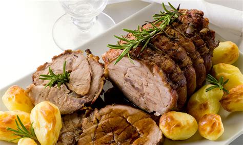 Fotografija: Narezana telečja pečenka z rožmarinom, postrežena z omako in prilogo