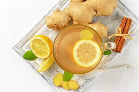 Tematska fotografija, ki prikazuje različne zdrave napitke: smoothije, detox vodo, ingverjev čaj