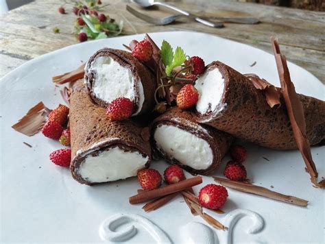 Palačinke z mascarpone kremo in naribano čokolado
