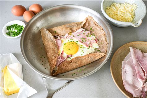 Galette Complète, zložena v kvadrat, z jajcem, šunko in sirom