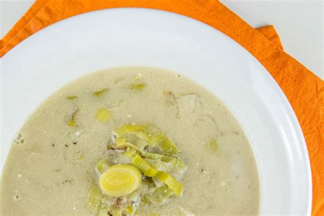 Sestavine za porovo juho: por, čebula, pehtran, pšenični zdrob