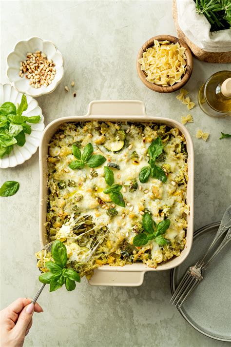 fotografija zlatega, gratiniranega riža z zelenjavo v pekaču