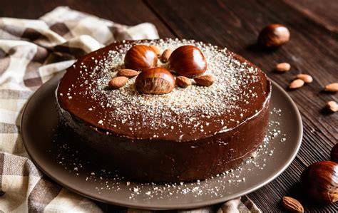 Elegantna kostanjeva torta s prerezom, ki prikazuje vanilijevo polnilo