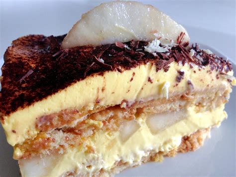 Fotografija kostanjeve torte z belo čokolado in hruškami