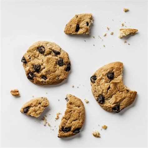 Tematska fotografija: hrustljavi piškoti ali biscotti, postreženi ob skodelici čaja ali kave.