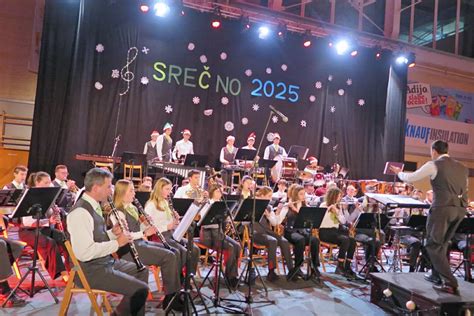 Orkester izvaja simfonično pesnitev, poudarek na dirigentu