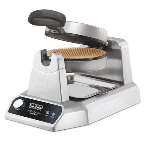Primerjava dveh mešalnikov: robusten profesionalni aparat Waring ob elegantnem gospodinjskem modelu KitchenAid.