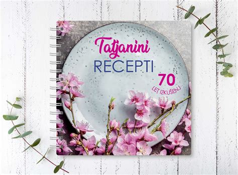 Tematska fotografija: odprt zvezek za recepte z ročno napisanimi recepti in kuhinjskim priborom