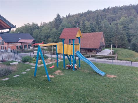 fotografija zunanjega igrišča z gugalnicami in toboganom