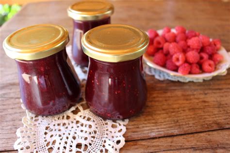 Fotografija svežih malin in borovnic v košarici, pripravljenih za peko