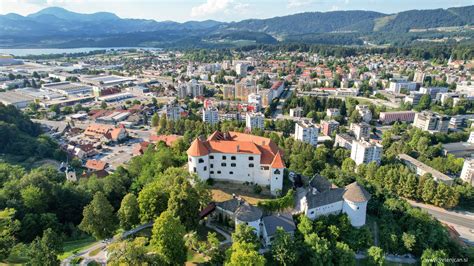 Zunanji pogled na Picerijo Laguna Topolšica z vidno teraso