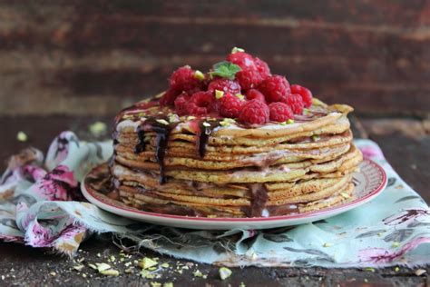 Fotografija torte iz palačink, ki je videti kot visoka kupica
