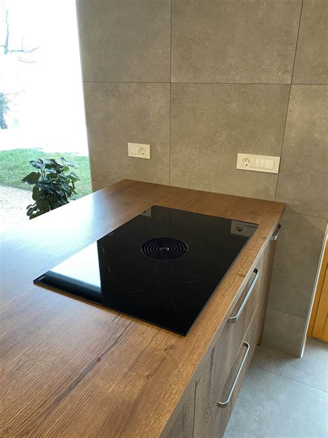 Gladka steklokeramična kuhalna plošča v moderni kuhinji