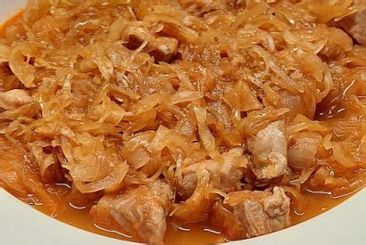 fotografija sočnih svinjskih reber s kislim zeljem