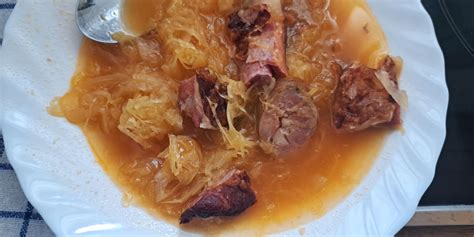 infografika o hranilni vrednosti svinjskih reber in kislega zelja