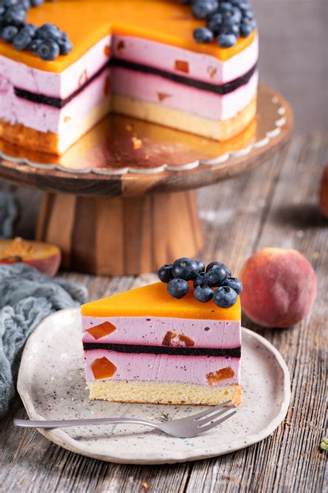 Osvežilna jogurtova torta z breskvami, presek
