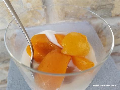 Grški jogurt in breskve za breskovo torto