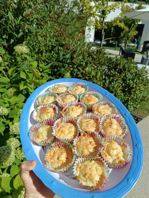 Fotografija slanih mafinov z bučo in feto, postreženih na pladnju