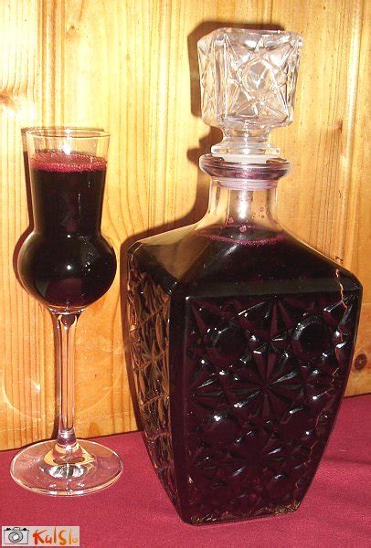 Sestavine za borovničev liker: sveže ali zamrznjene borovnice, vino, sladkor, rum
