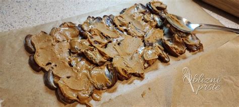 slika postreženih palačink z arašidovim maslom in jagodami