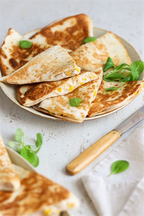 Thematično foto: sestavine za quesadille s tuno na kuhinjski deski