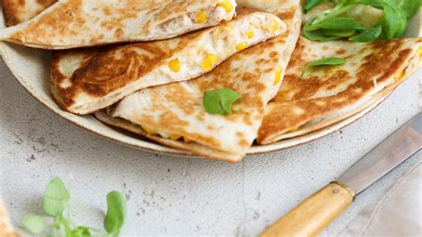 Fotografija: sveže pečene quesadille s tuno, razrezane na trikotnike