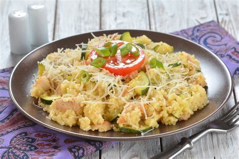 končni krožnik kuskusa z bučkami, piščancem in rezinami limone