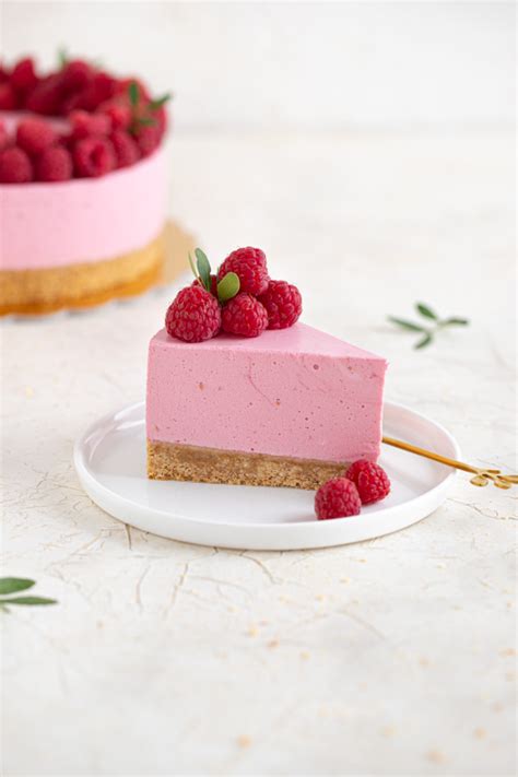 Prikaz sestavljanja sočne višnjeve torte z biskvitom in kremo