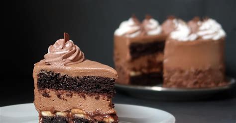 Veganska čokoladna torta brez jajc in mlečnih izdelkov, prelita z ganašem