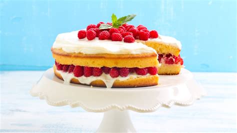 Osvežilna torta s smetano in svežimi malinami