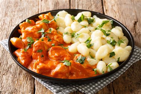 sestavine za paprikaš v ponvi med praženjem