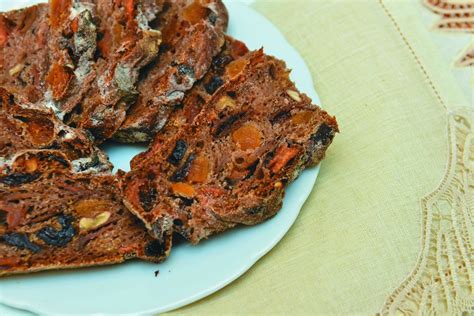 sveže pečen orehov božični kruh