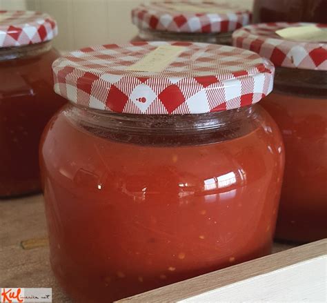 Sestavine za zelenjavno omako: bučka, paprika, paradižnik, čebula, česen, začimbe, paradižnikova mezga