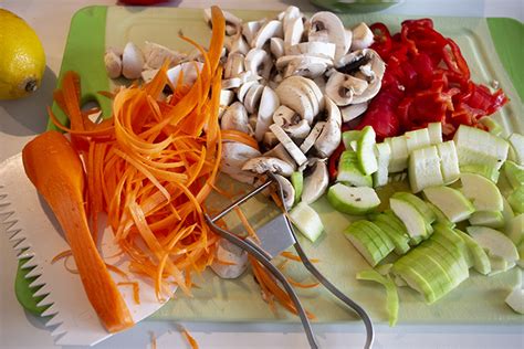 Priprava zelenjavne omake v ponvi, z vidnimi koščki zelenjave