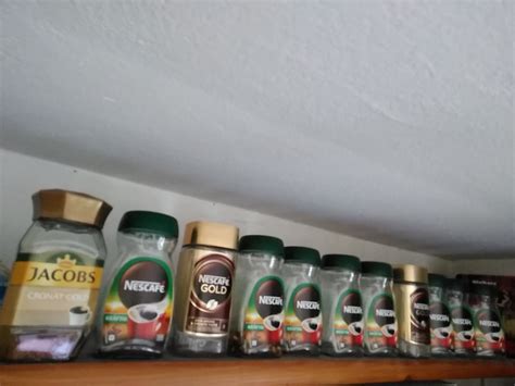 Sterilizirani kozarci z zelenjavno omako, pripravljeni za shranjevanje