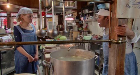 Brittany Murphy v filmu The Ramen Girl, med pripravo ramena