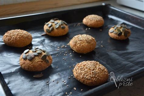 LCHF bombetke iz mandljeve moke z zarezanim križem na vrhu