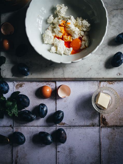 Ilustracija: Slive in sestavine za pripravo slivovih cmokov