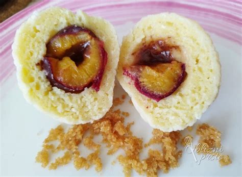 Fotografija: Pripravljeni brezglutenski cmoki s prelivom iz kokosovega olja in drobtin