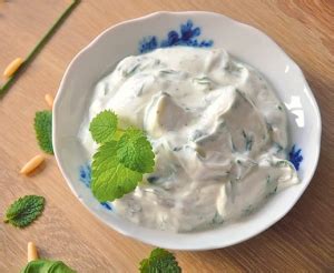 Fotografija tatarske omake v skledi, okrašene z zelišči