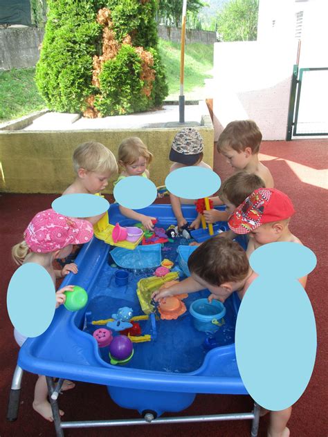 Tematsko fotografijo otroka, ki se igra z barvitim slimeom