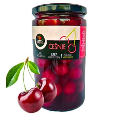 Fotografija kozarcev domače marmelade brez sladkorja, s svežimi višnjami in bananami v ozadju