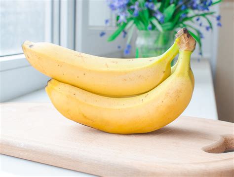 Sveže banane in višnje pripravljene za marmelado