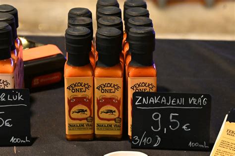 različne stekleničke pekočih omak, nekatere z etiketami slovenskih proizvajalcev