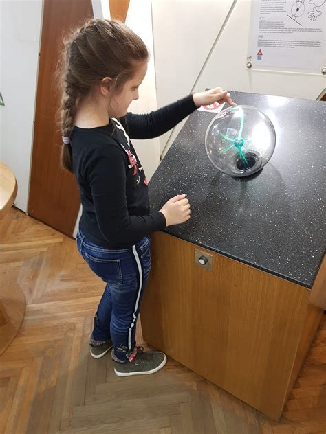 Dijaki izvajajo eksperiment v Hiši eksperimentov